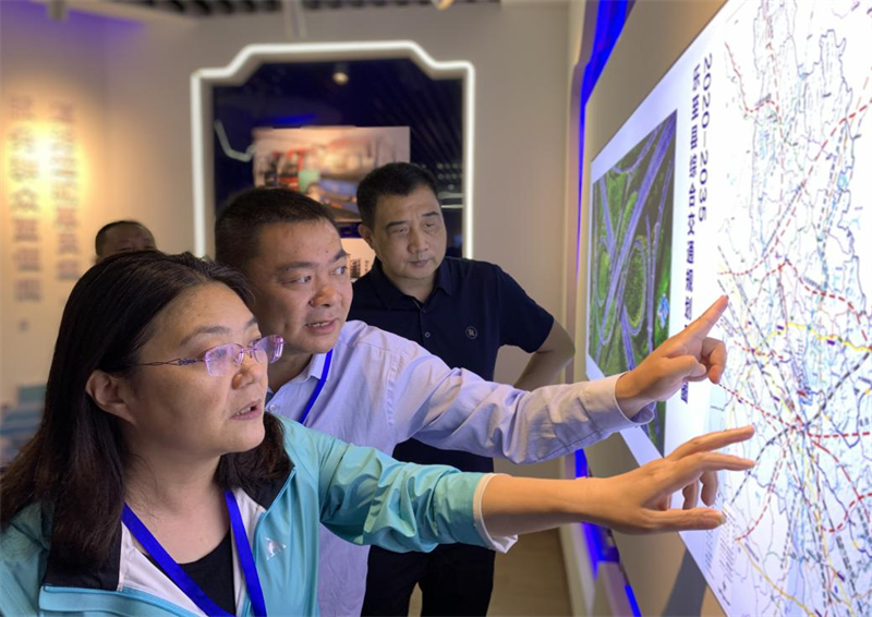 乐至县县政协及领导班组、各专委成员开展“四好农村路”建设巡查工作